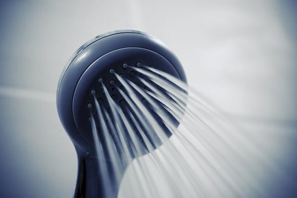 Comment un pommeau de douche anticalcaire peut-il aider à préserver l'hydratation de la peau ?